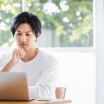 英語の独り言学習法を実践する男性