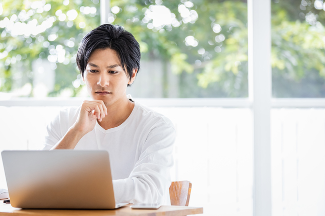 英語の独り言学習法を実践する男性
